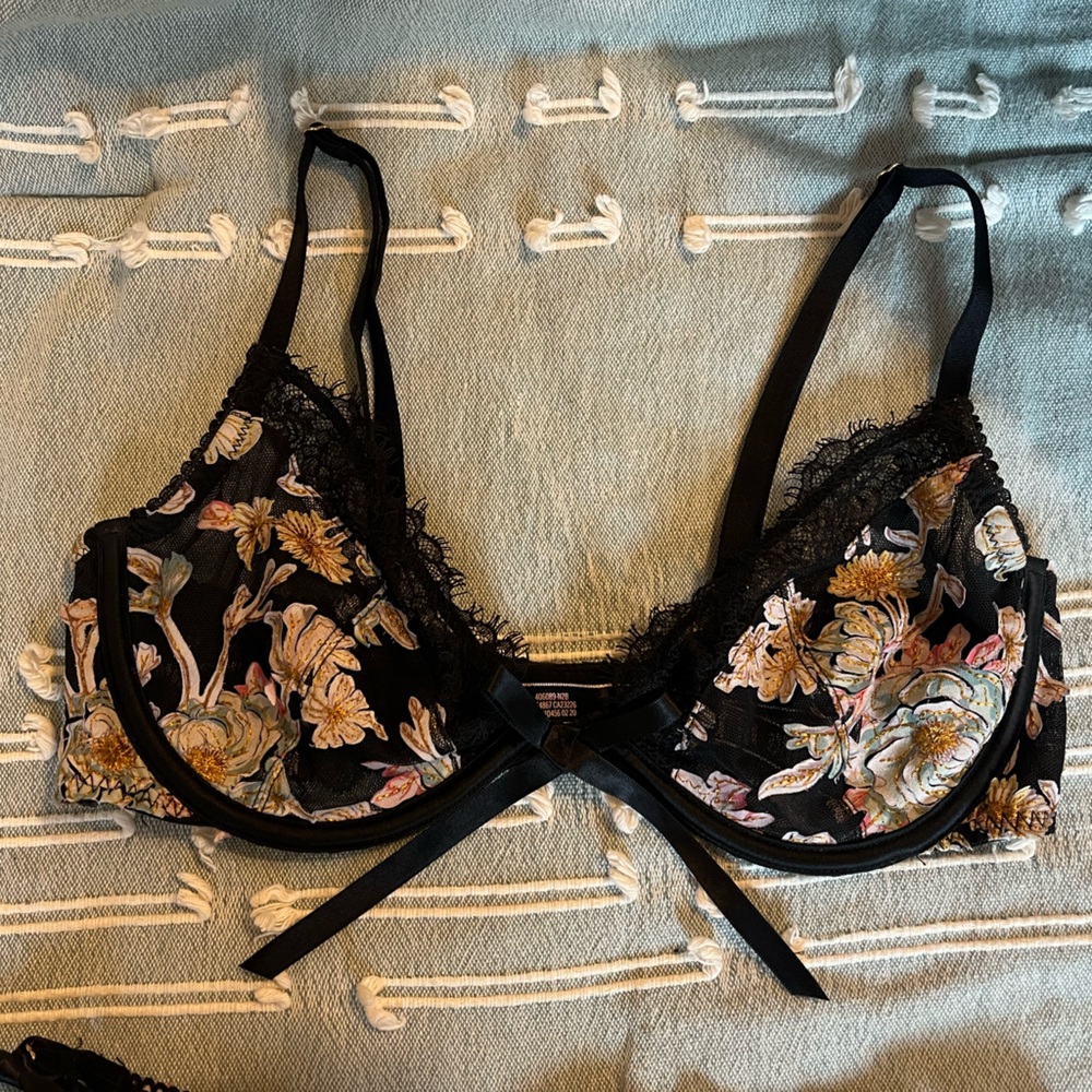 Victoria’s Secret Dream Angels Floral Embroidered Lingerie Set - Picture 11 of 12